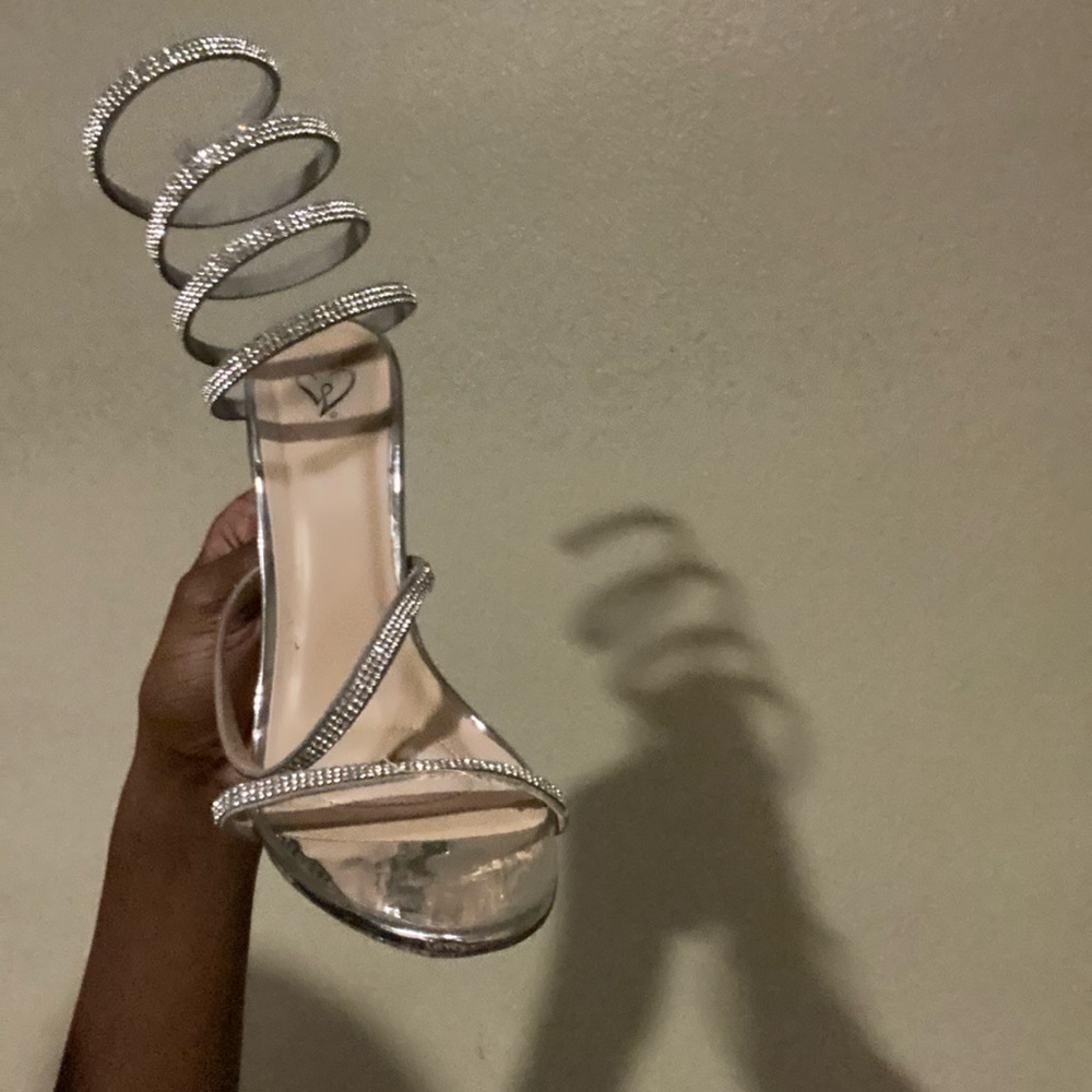 Hi my name is Brandyn and I’m selling high from Windsor size 8